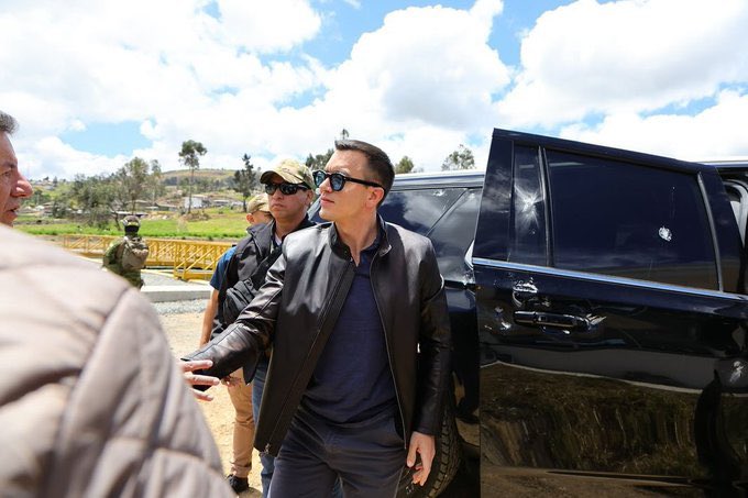 Сумња на атентат: Каменован аутомобил председника Еквадора усред масовних протеста